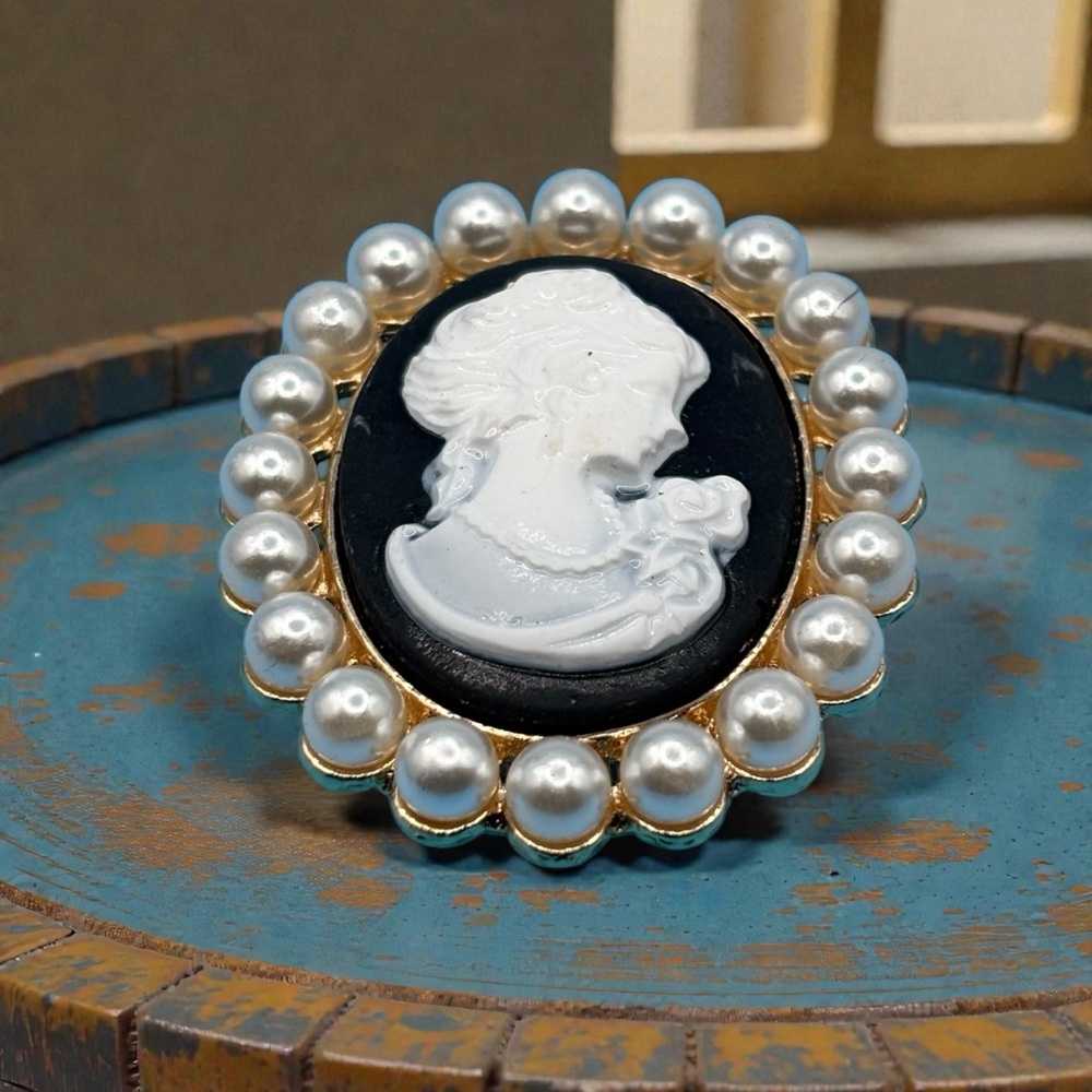 Small Black‎ and White Pearl Cameo Brooch